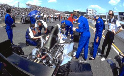 Tyrrell team preparing Mark Blundell's car to the race