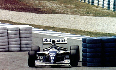 Damon Hill passing the tyre chicane, not everybody could do it clearly (pic from Forix)