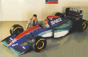 Эдди Джордан и Рубенс Баррикелло (в кокпите Джордана 194) в штаб-квартире команды в Сильверстоуне (фото с сайта Motorsports Almanac)