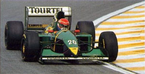 Эрик Кома за рулем Лярруша ЭлЭйч-94 во время первой тренировочной сессии ГП Бразилии